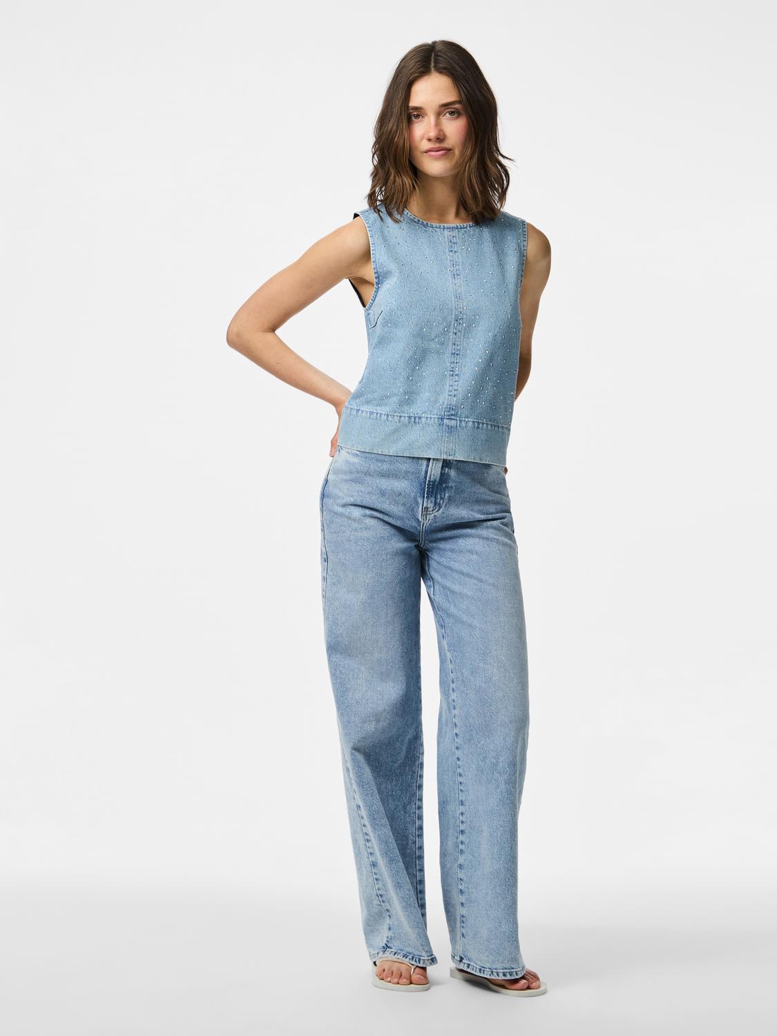 model_shot-front_full